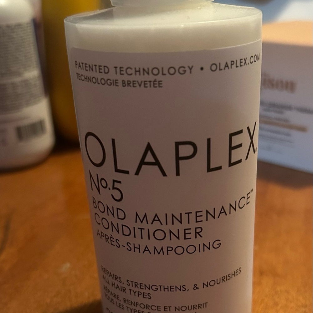 OLAPLEX No. 5 Bond Maintenance Conditioner - White